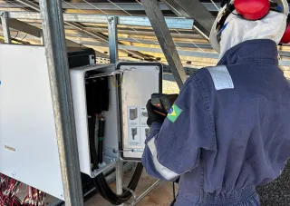 Engenheiro no comissionamento de inversor