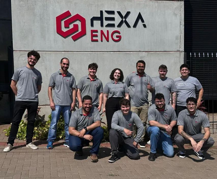 Equipe da Hexa em frente à sede em Maringá